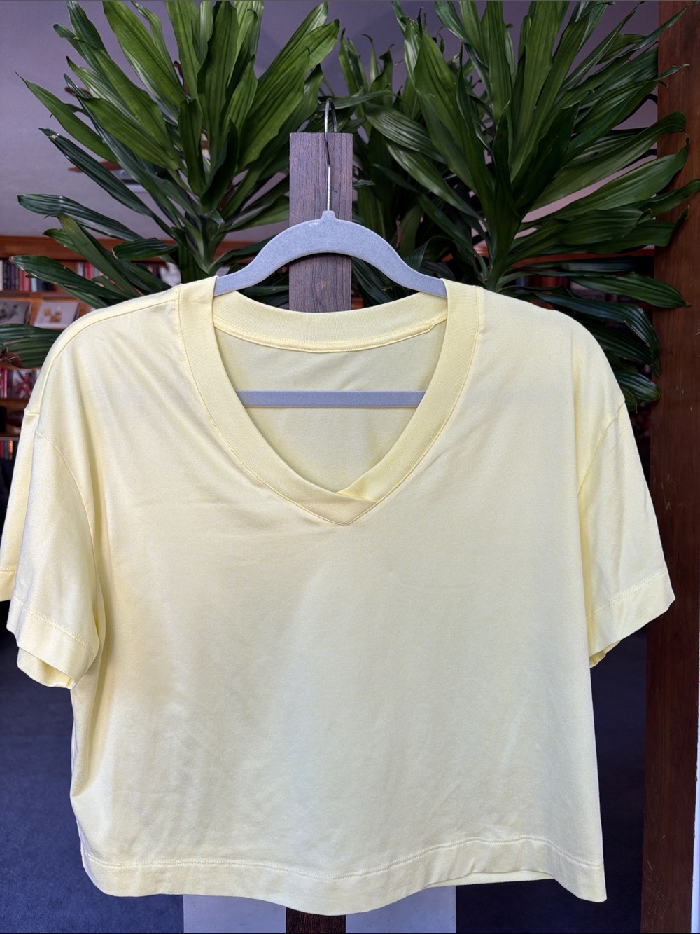Vuori Women's Cropped Short Sleeve V-Neck Tee - Light Yellow